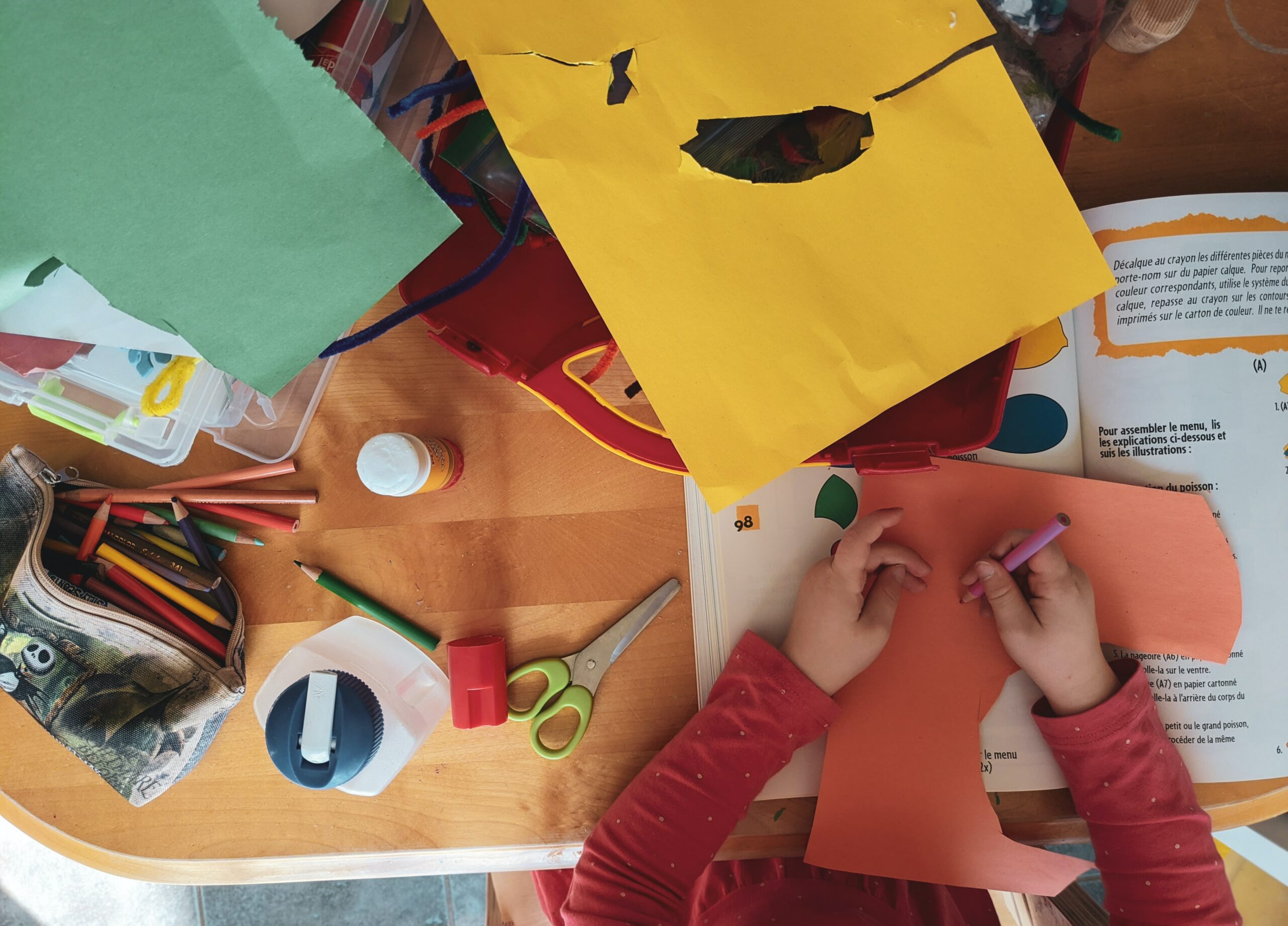 Image of Kids doing crafts